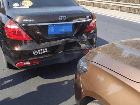 吉利帝豪高速被雪佛兰追尾，两车受损差距大，车主很无奈！