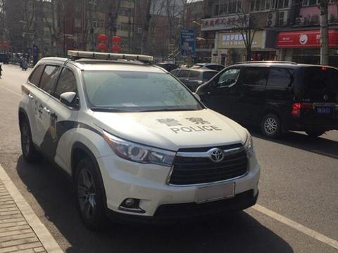 警车版汉兰达，不是一般的帅气，网友：这是你想要也要不了的拉花