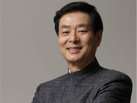 最暖老丈人！女儿结婚没要彩礼，还垫了50万，今坐宝马，面容已老