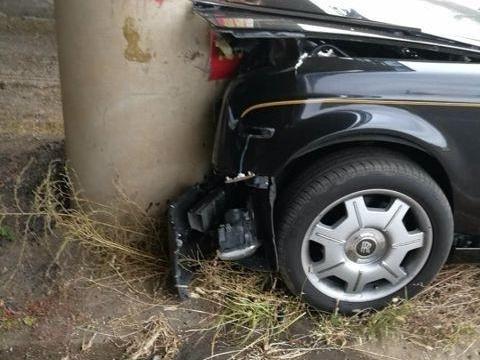 800万幻影撞桥墩，司机毫发无损却不会走路！