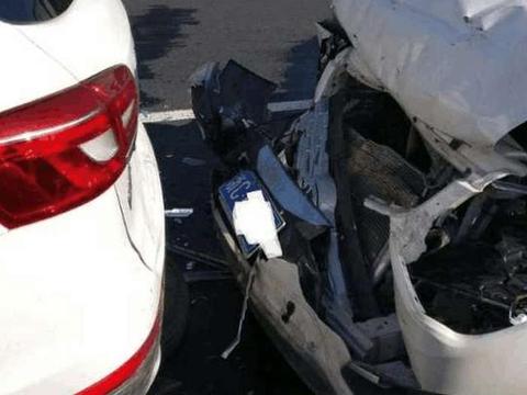 哈弗H7高速遭本田锋范追尾, 车主: 还好当初买了油耗高的它