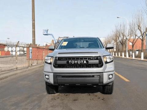 64.8万提丰田坦途, 原本比普拉多还霸气, 喷字贴反光严重拉低颜值