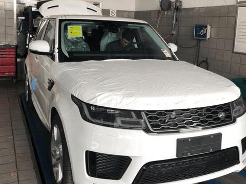 喜提18款路虎揽胜运动版HSE, 白外黑内带电吸门, 帅得一塌糊涂