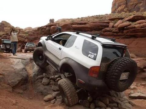 五十铃经典战车，四只大脚吓死人，越野强过吉姆尼，路上极少见