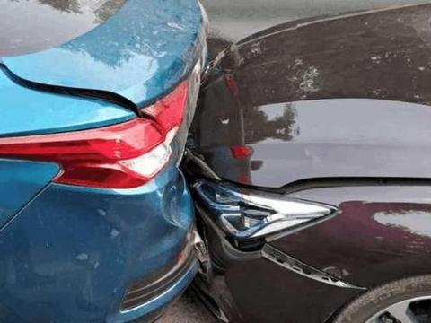 长安睿骋CC遭日系车前后夹击