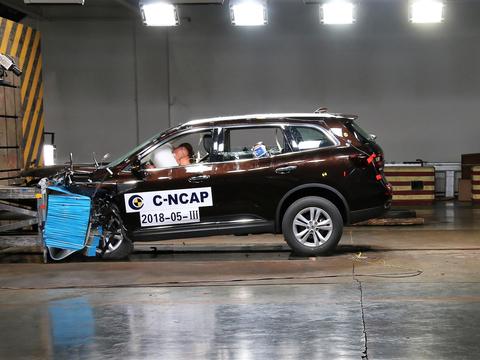 雷诺科雷傲偏置碰撞：碰撞瞬间“啪”声好大