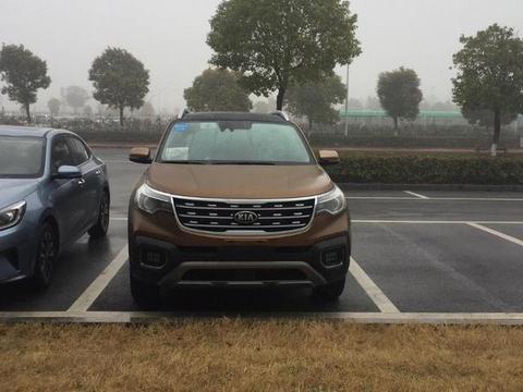 街头偶遇起亚换代智跑，售11万怒怼国产，堪称最便宜合资紧凑SUV