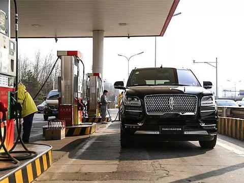 这台5.3米长、2.8吨重的SUV，油耗怎么做到这么低