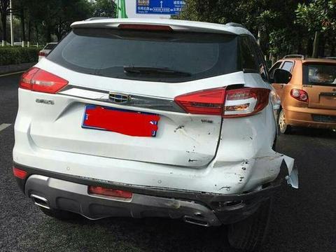 保时捷不看路把国产车撞了却吃了亏，一看前车明白了！