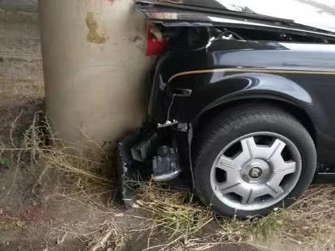 专职司机驾驶幻影撞上桥墩 网友表示心疼桥墩三秒钟