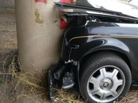 定损超200万？800万幻影撞桥墩，司机毫发无损却不会走路！