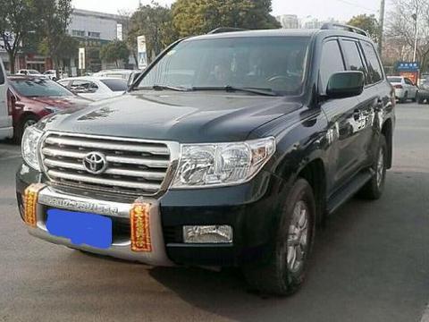 小伙开老板的丰田兰德酷路泽回家过春节，老板再看到车后无奈笑了