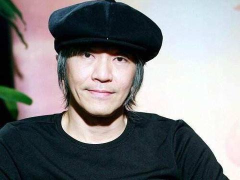 一代喜剧之王座驾才50万，赵本山一辆可以买他40辆，实在是低调