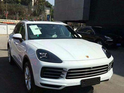 新款保时捷卡宴到店实拍，中控大屏略显山寨，网友：不如众泰SR9