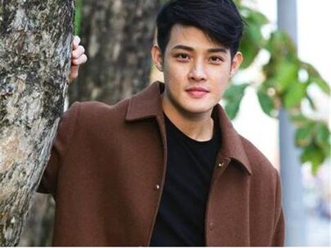 父亲是“金钟影帝”，自己是最帅星二代，今开宝马X5，迷倒众人