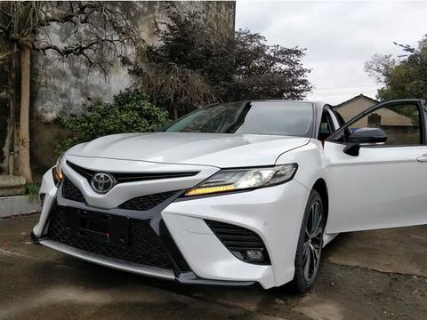 小伙花24.28万元入手全新凯美瑞运动版，坦言开回老家赚足了面子