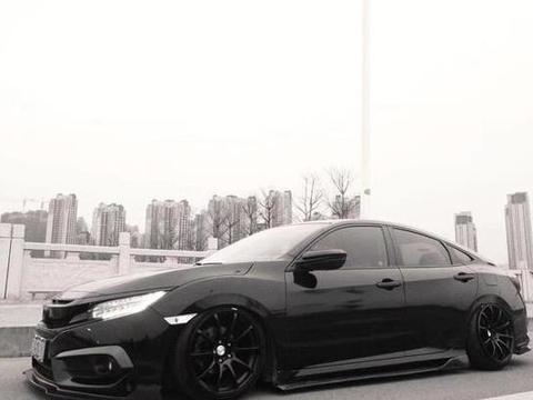 路边偶遇一辆改装的十代思域，效果让我痴迷不已！