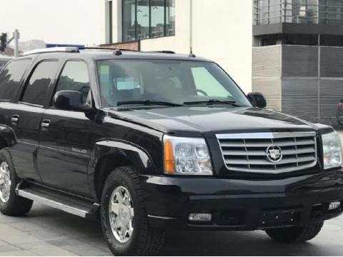 朋友买这辆二手凯雷德，比路虎还要大气，身材娇小的还驾驭不了