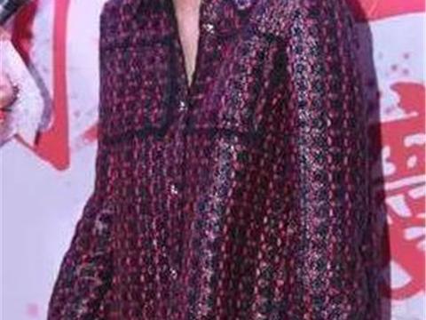 登上春晚10次，三婚嫁百亿土豪，今开路虎揽胜，住12万一平方豪宅