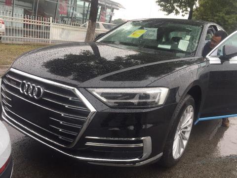 全新奥迪A8L到店，全触摸内饰科技感超强，奔驰S级看到瑟瑟发抖