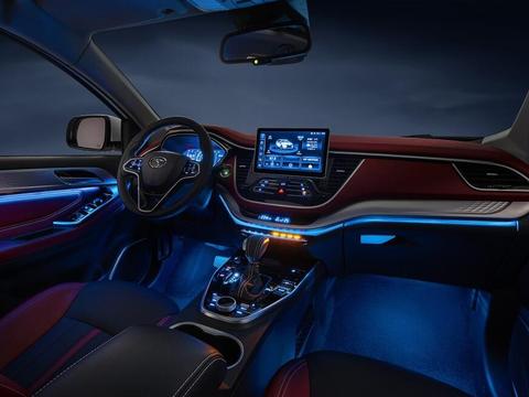 这款SUV来了!1.8T动力、两块大屏，不到十万!！