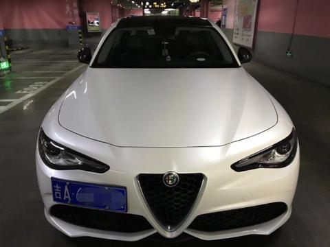 小伙花40万买辆阿尔法罗密欧Giulia，上了牌后朋友们忍不住笑了