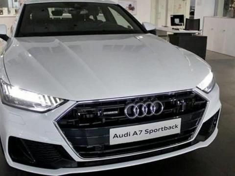 白色的奥迪A7到店 内饰很豪华