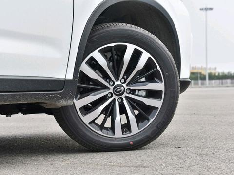 爱信6AT＋真皮座椅，3年卖出80万辆，9万起让哈弗H6很头疼！