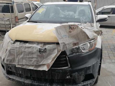 偶遇17款汉兰达运损车, 近期打算买汉兰达的要注意了