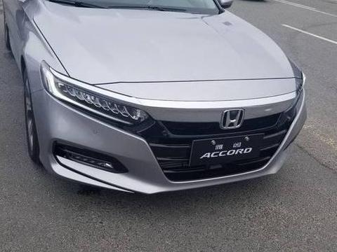 国内首台十代本田雅阁已经上路，这外观像“白眉鹰王”，帅到掉渣