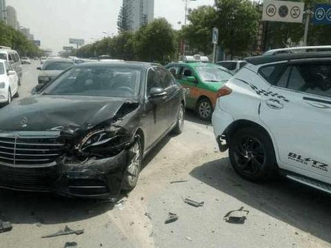 比亚迪宋马路被奔驰S级追尾, 车主: 国产车的质量今天见识了