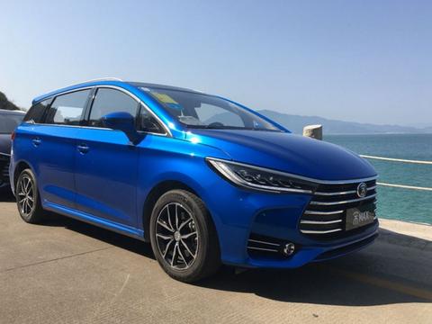 绕开和H6博越的竞争，推最美MPV的宋MAX，家族式设计配置丰富