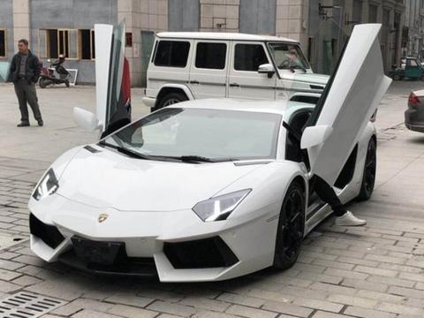南京小伙开奔驰大G提二手兰博基尼Aventador，看得路人一头雾水
