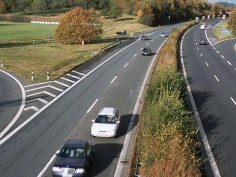 高速公路上开车到底跑多少码最省油，30年老司机分享经验值得收藏