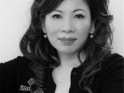 气质女主播，开宝马5系，却在47岁立遗嘱，还给5条狗留下500万！