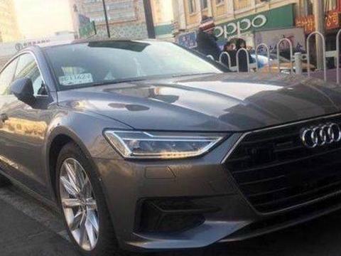 路上偶遇一辆全新奥迪A7，实拍几张照片，这外观帅的令人窒息