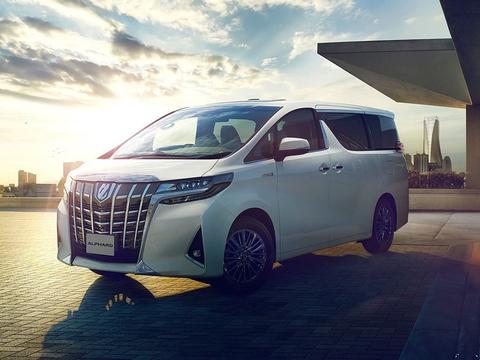 2019款埃尔法现身商场，红色外观太惹眼，混动＋8AT 加价50万？