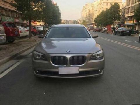 花33万买辆宝马730Li接客户, 打开音乐的时候, 客户整个人呆住了