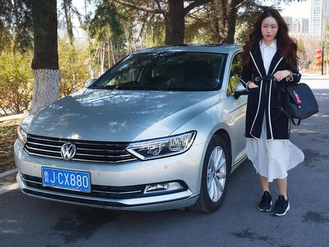 带着韩国美女试驾全新迈腾，对比老迈腾感觉如何？