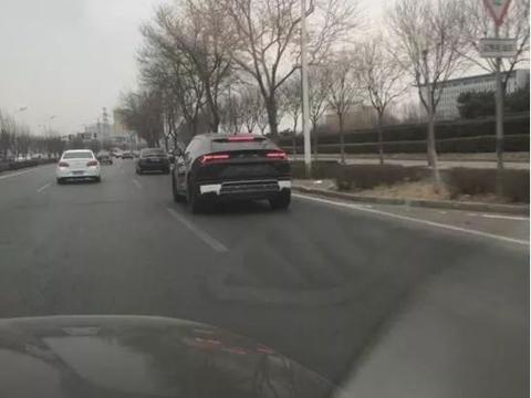 街头偶遇兰博基尼SUV，外观帅到没朋友，网友：众泰得抓紧时间了