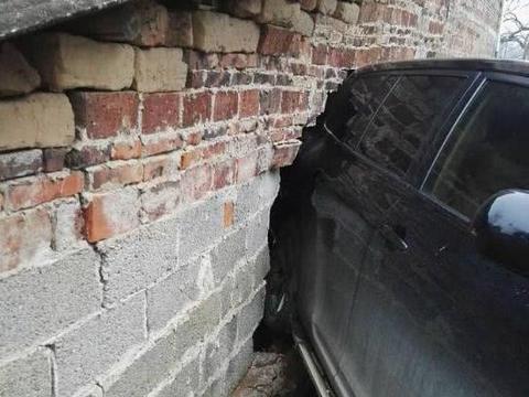 车太大惹的祸，新提汉兰达回农村，倒车一脚油门将自家撞出个大洞