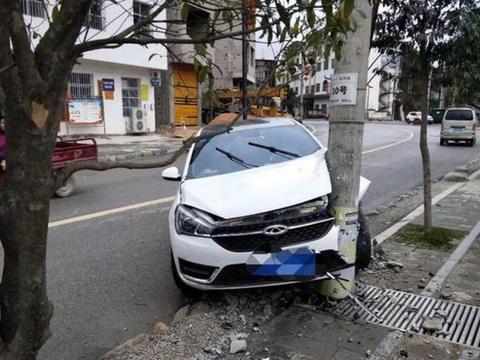 奇瑞质量有多好？出车祸把电线杆撞的位移一米，A柱却丝毫没变形