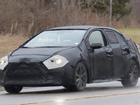 丰田全新卡罗拉谍照 小号凯美瑞将至