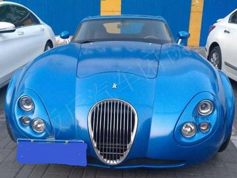 花100万买辆二手“老爷”跑车：员工都说不值，发动机舱处有亮点