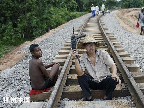 中国农民工在非洲领着黑人干活, 太勤劳, 黑人说受不了这个苦