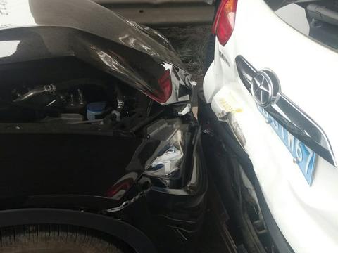 马自达睿翼追尾江淮瑞风S2