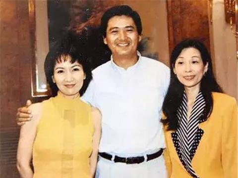 第一部戏就搭档周润发，成名后却遭丈夫出轨，今60岁坐奔驰成这般