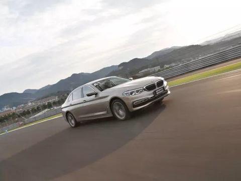 认真玩“电” 试BMW全新530Le