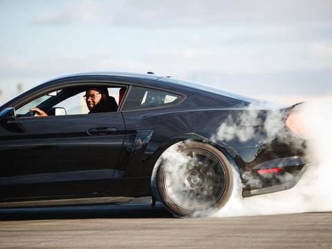 不得不承认，大马力后驱野马Mustang确实很帅！