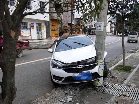 奇瑞艾瑞泽5误撞电线杆，车主：还好是国产车，质量杠杠的